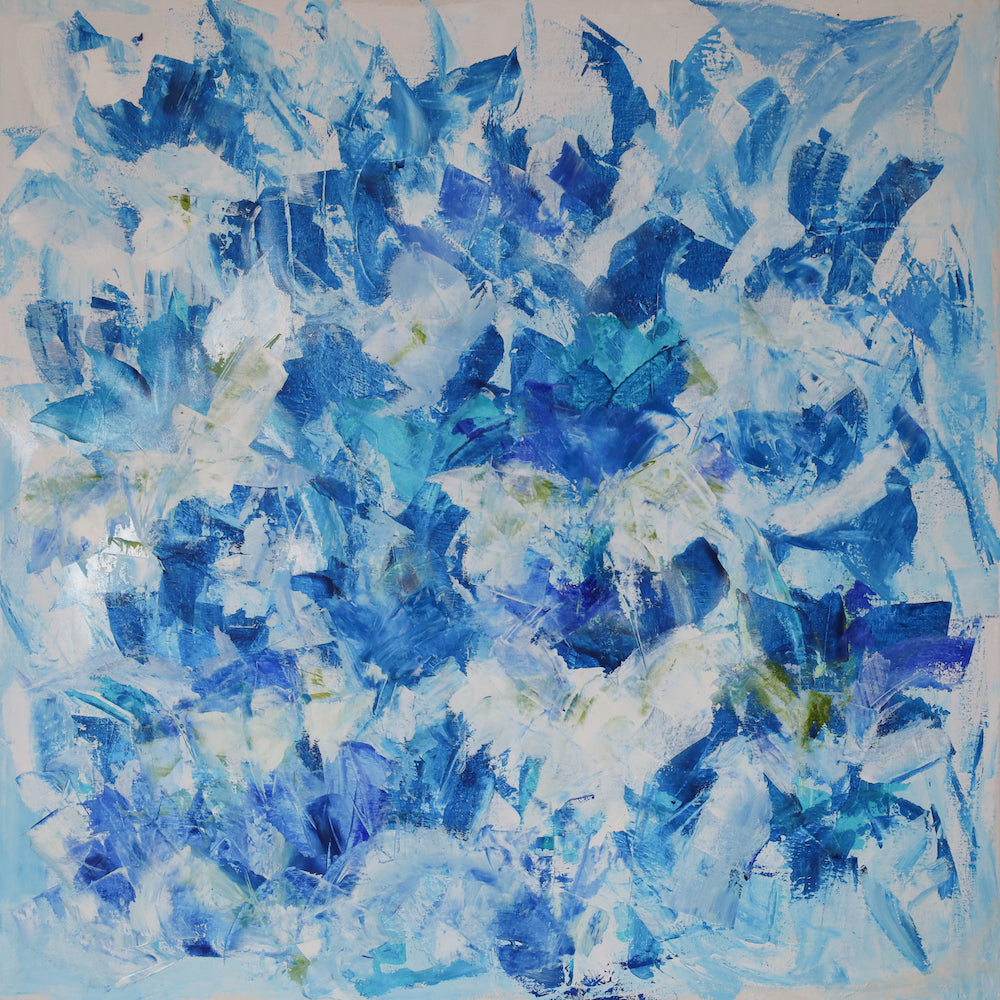 Oeuvre Santorini de Nathalie Spooner art abstrait fleurs de papier bleue et blanc